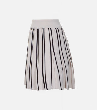Side of skirt from Cream set with pleated skirt - Caliente
